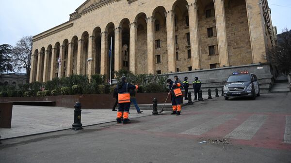 Парламент Грузии утром.  Обстановка на проспекте Руставели 9 марта после разгона митинга оппозиции - Sputnik Грузия