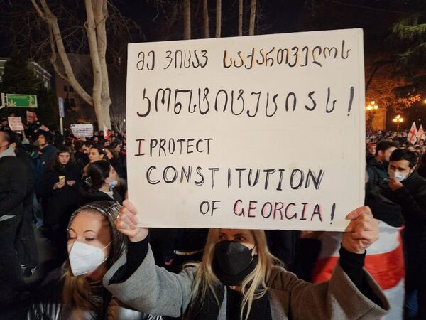 Также митингующие требовали от МВД Грузии отпустить всех задержанных при разгоне акций протеста.  - Sputnik Грузия