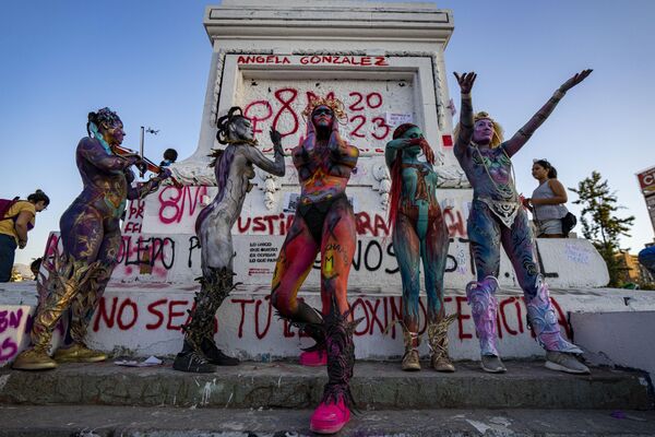 Женщины из феминистской группы &quot;Nuestros Pilares&quot; выступают в Международный женский день в Сантьяго - Sputnik Грузия
