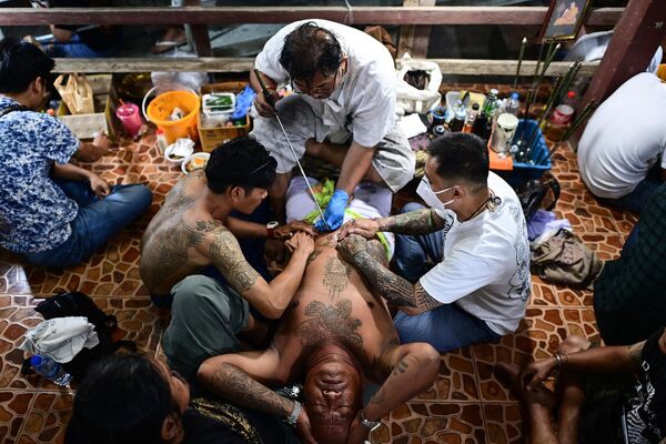 Буддийский приверженец получает традиционную татуировку &quot;Сак Янт&quot; во время ежегодного фестиваля в Тайланде - Sputnik Грузия