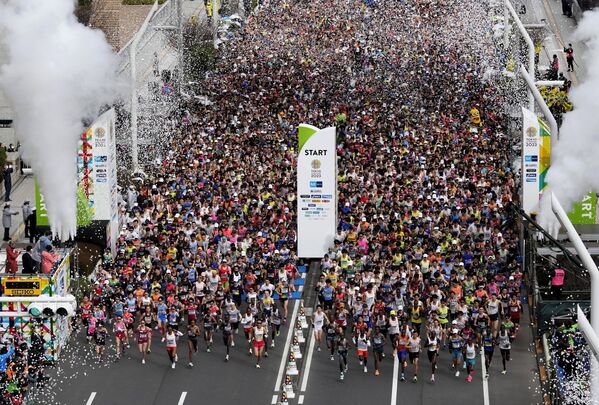 Бегуны на старте Токийского марафона в Японии - Sputnik Грузия