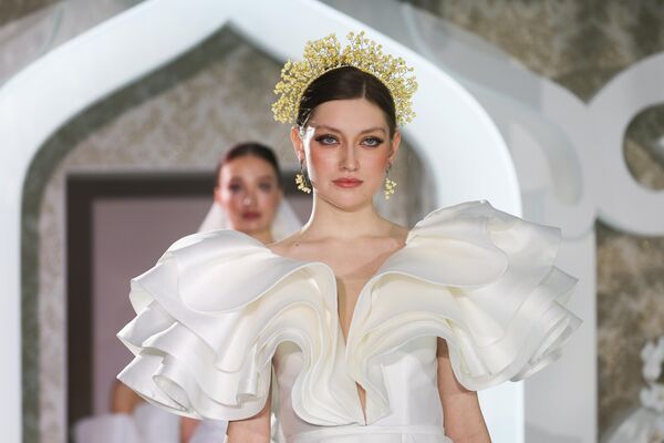 Модели на показе коллекции одежды молодых российских дизайнеров - Sputnik Грузия