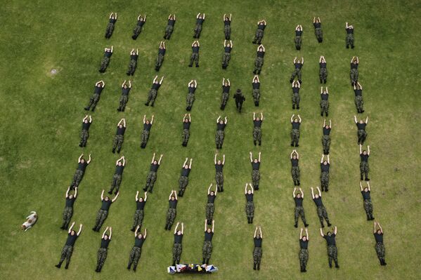 Женский отряд добровольцев-новобранцев во время прохождения трехмесячной программы подготовки на военной базе в Боготе - Sputnik Грузия