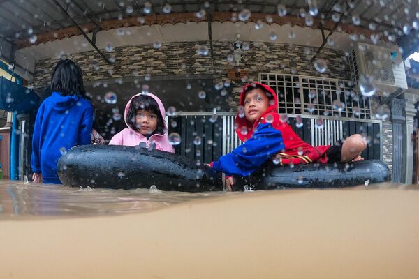 ბავშვები საავტომობილო საბურავებით დატბორილ ქუჩაზე, მალაიზია - Sputnik საქართველო