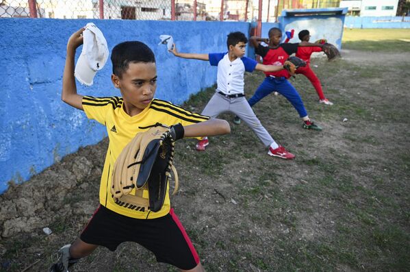 Дети принимают участие в тренировке по бейсболу в Гаване - Sputnik Грузия