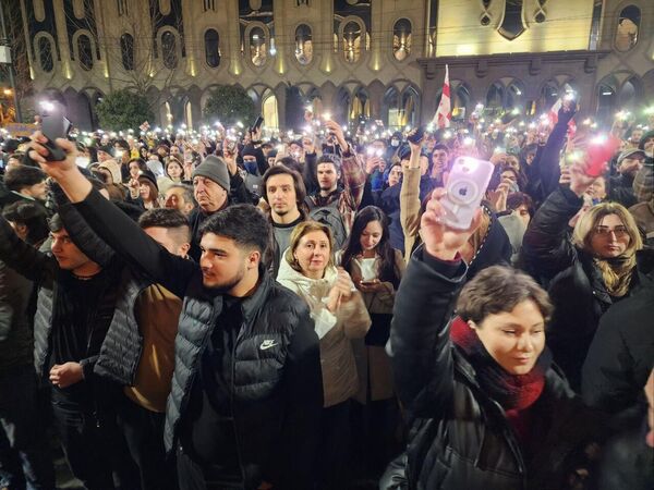 Ведь отзыв законопроектов и освобождение задержанных в ходе акций протеста произошли на фоне крупных антиправительственных выступлений. - Sputnik Грузия