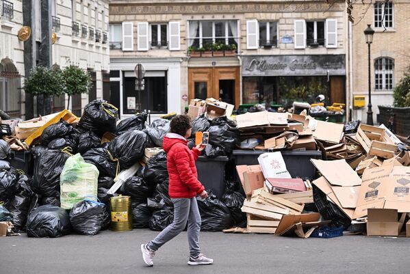 Жителям Парижа ничего не остается кроме того, как оставить отходы в пакетах рядом с баками, так как в них уже ничего не помещается. - Sputnik Грузия