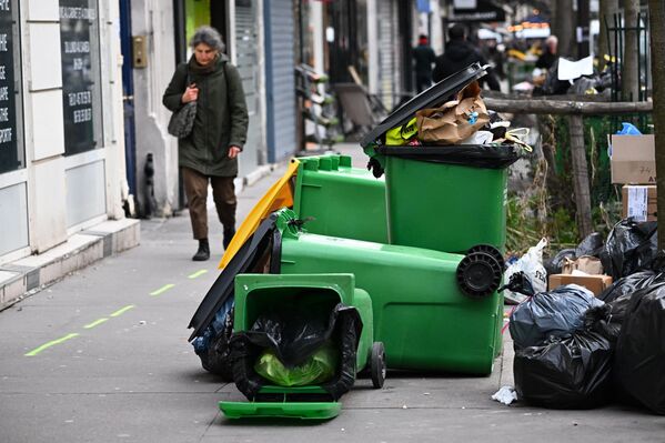 Буквально на каждой улице Парижа скопились многочисленные переполненные мусором зеленые и желтые баки. - Sputnik Грузия