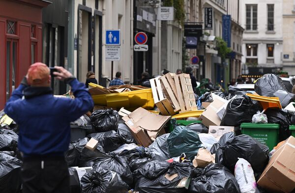 Неприятный запах окутал парижские кварталы из-за забастовки работников, отвечающих за вывоз мусора. - Sputnik Грузия