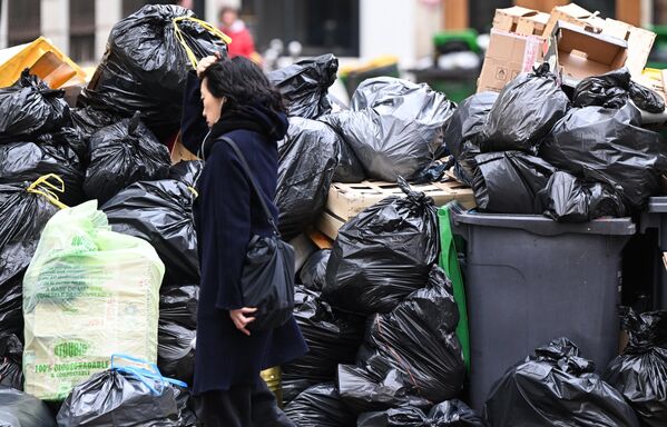 По оценкам местных СМИ, на улицах столицы скопилось более двух тысяч тонн отходов - Sputnik Грузия