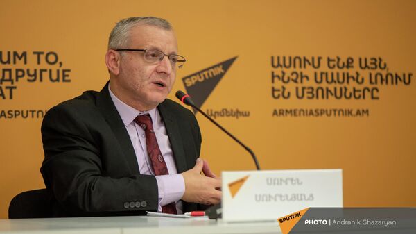 Политолог Сурен Суренянц на пресс-конференции в мультимедийном пресс-центре Sputnik Армения (12 октября 2021). Еревaн - Sputnik Грузия