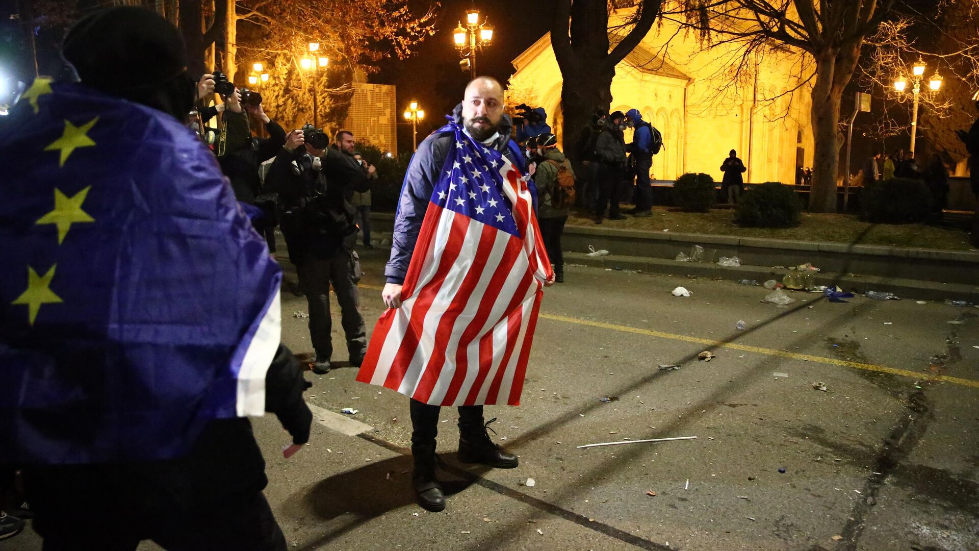 Мужчина с флагом США на протестах в Тбилиси 9 марта 2023 года. - Sputnik Грузия, 1920, 16.03.2023