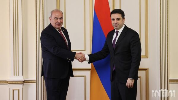 Спикер парламента Армении Ален Симонян и посол Грузии в республике Георгий Шарванидзе - Sputnik Грузия