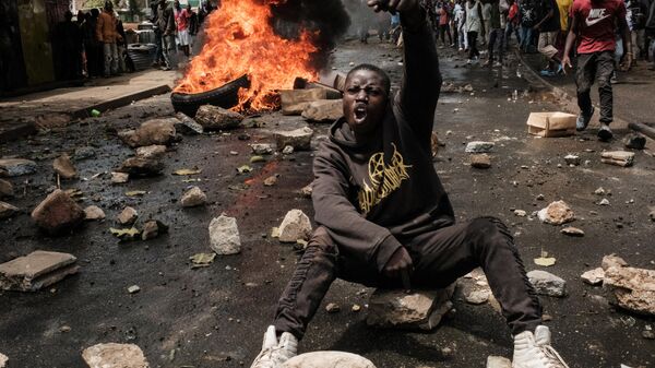 Сторонник оппозиции во время протестов в Кении  - Sputnik Грузия