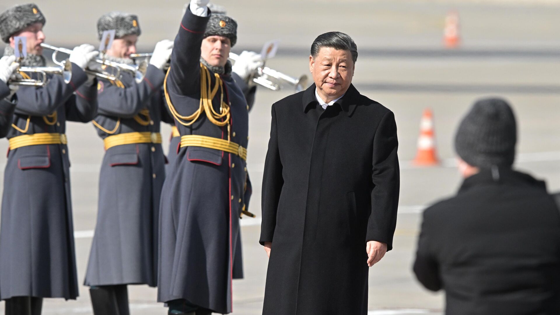 Председатель КНР Си Цзиньпин, прибывший в Москву с государственным визитом, во время церемонии встречи в аэропорту - Sputnik Грузия, 1920, 22.03.2023