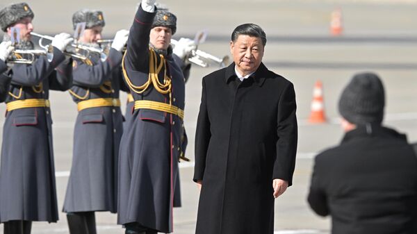 Председатель КНР Си Цзиньпин, прибывший в Москву с государственным визитом, во время церемонии встречи в аэропорту - Sputnik Грузия