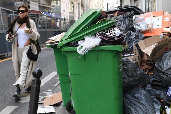 Во многих округах Парижа мусорные контейнеры, расположенные рядом с жилыми домами, переполнены - Sputnik Грузия