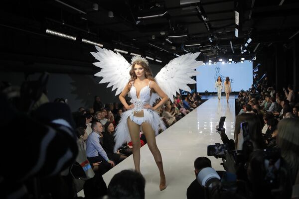 Модель демонстрирует наряд модного бренда Irneste российского дизайнера Ирины Степановой во время Volga Fashion Week в Москве - Sputnik Грузия