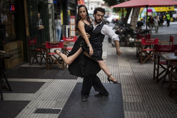 Жаркое танго от аргентинских танцоров на улицах Буэнос-Айреса - Sputnik Грузия