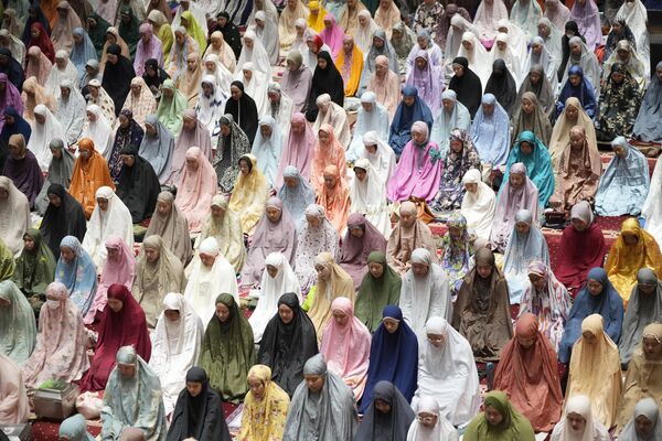 Мусульмане совершают вечернюю молитву &quot;таравих&quot;, посвященную первому кануну священного месяца поста Рамадан, в мечети Истикляль в Джакарте - Sputnik Грузия