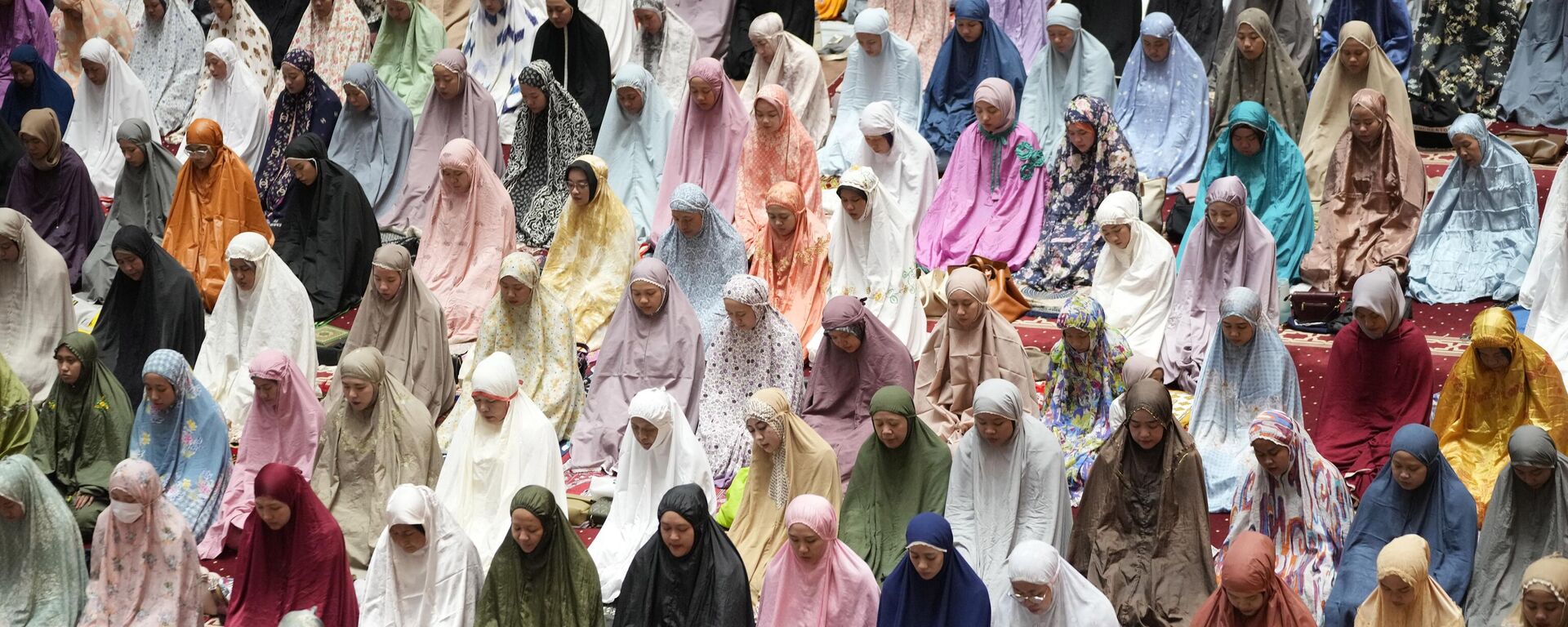 Мусульмане совершают вечернюю молитву таравих, посвященную первому кануну священного месяца поста Рамадан, в мечети Истикляль в Джакарте, Индонезия, 22 марта 2023 года - Sputnik Грузия, 1920, 07.06.2023
