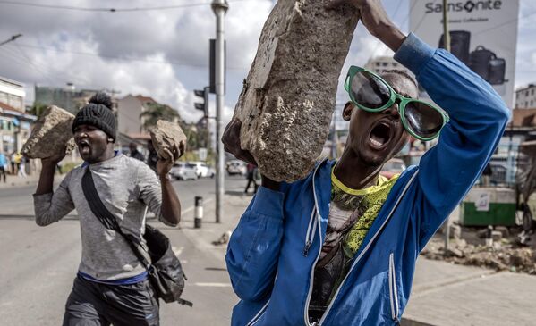 Сторонники оппозиции несут камни и скандируют лозунги, требующие снижения налогов в Найроби, Кения - Sputnik Грузия