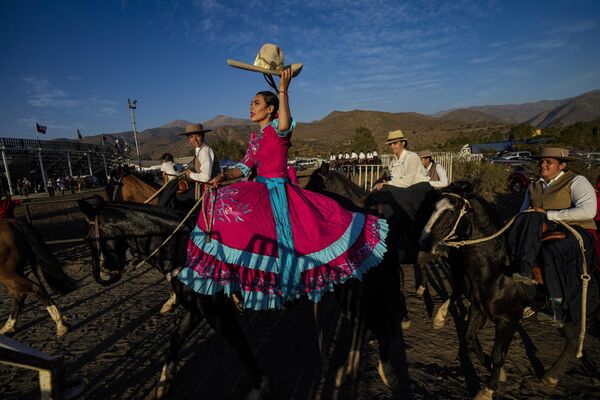 Мексиканская всадница поднимает шляпу во время первого собрания конного отряда Колины в Сантьяго - Sputnik Грузия