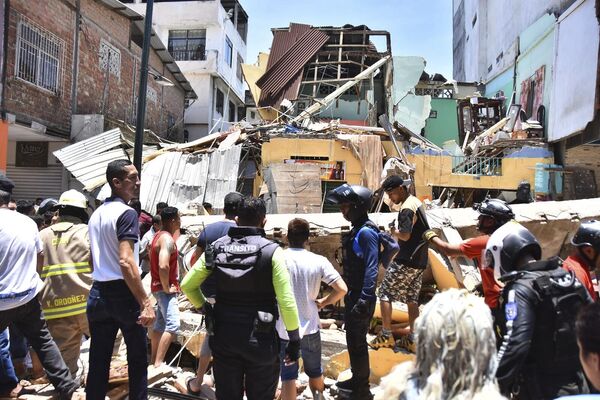 Жители и спасатели стоят перед зданиями, разрушенными землетрясением в Эквадоре - Sputnik Грузия