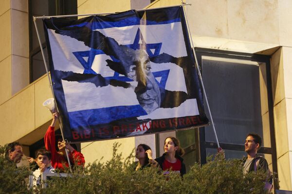 В минувшее воскресенье многотысячная толпа прорвала полицейский блокпост возле резиденции премьера Биньямина Нетаньяху в Иерусалиме - Sputnik Грузия