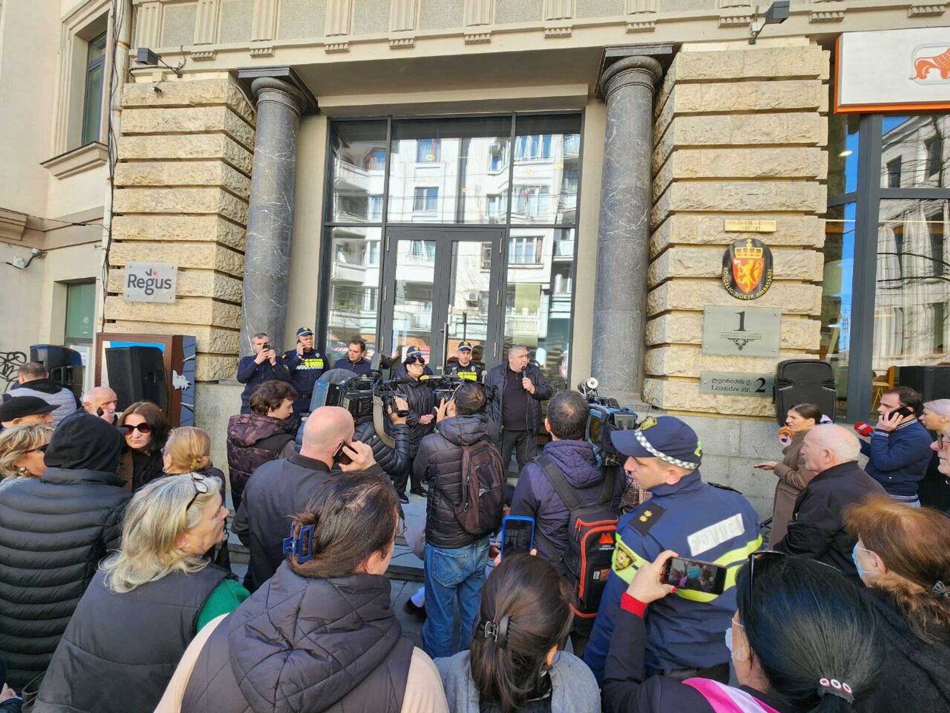 Акция протеста против награждения Михаила Саакашвили около здания посольства Норвегии в столице Грузии - Sputnik საქართველო, 1920, 28.03.2023