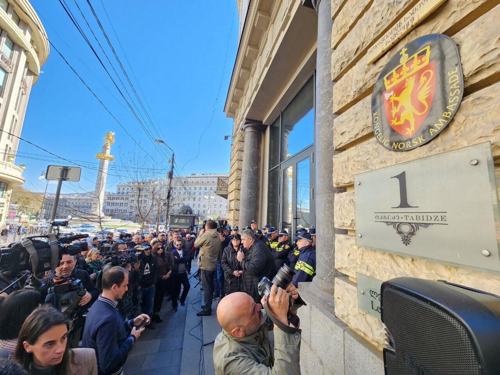 Акция протеста против награждения Михаила Саакашвили около здания посольства Норвегии в столице Грузии - Sputnik საქართველო, 1920, 28.03.2023