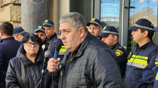 Акция протеста против награждения Михаила Саакашвили около здания посольства Норвегии в столице Грузии - Sputnik Грузия