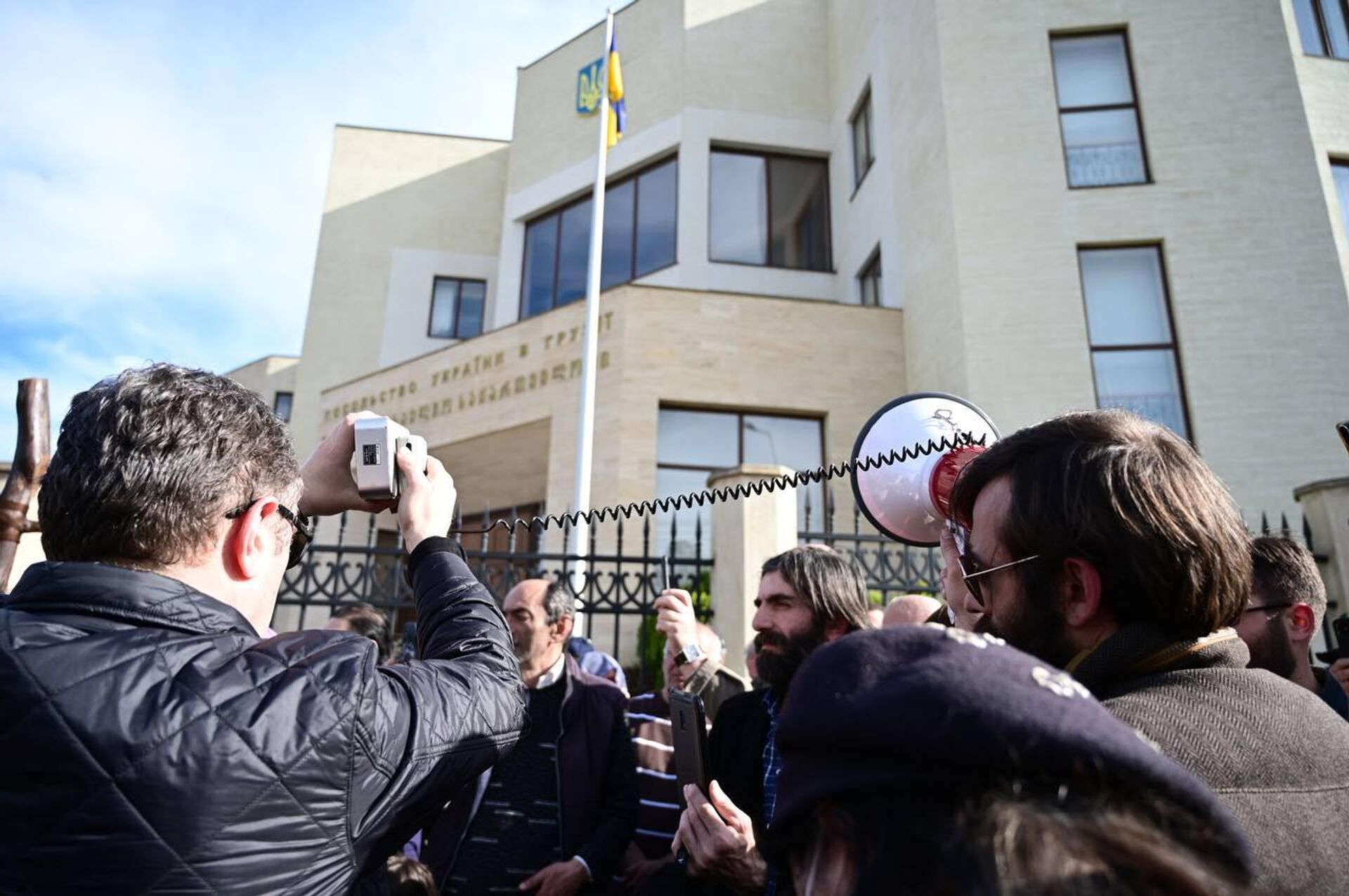 Акция протеста у здания посольства Украины в Грузии в защиту Киево-Печорской Лавры 28 марта 2023 года - Sputnik Грузия, 1920, 28.03.2023