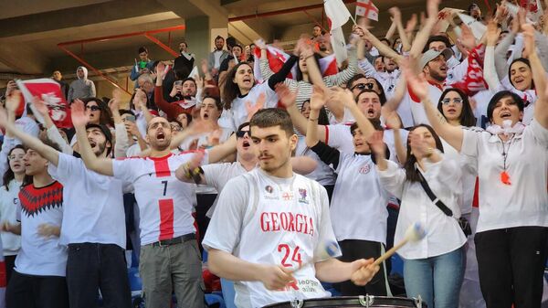 Как грузинские болельщики поддерживают свою команду - видео - Sputnik Грузия