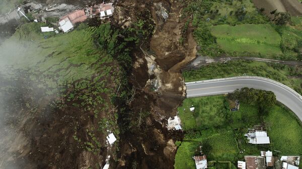 Вид с воздуха на последствия схода оползня в Эквадоре - Sputnik Грузия