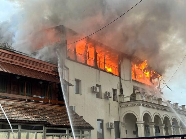 Поэтому пожарные работали максимально быстро, чтобы не пострадали расположенные рядом исторические сооружения. - Sputnik Грузия