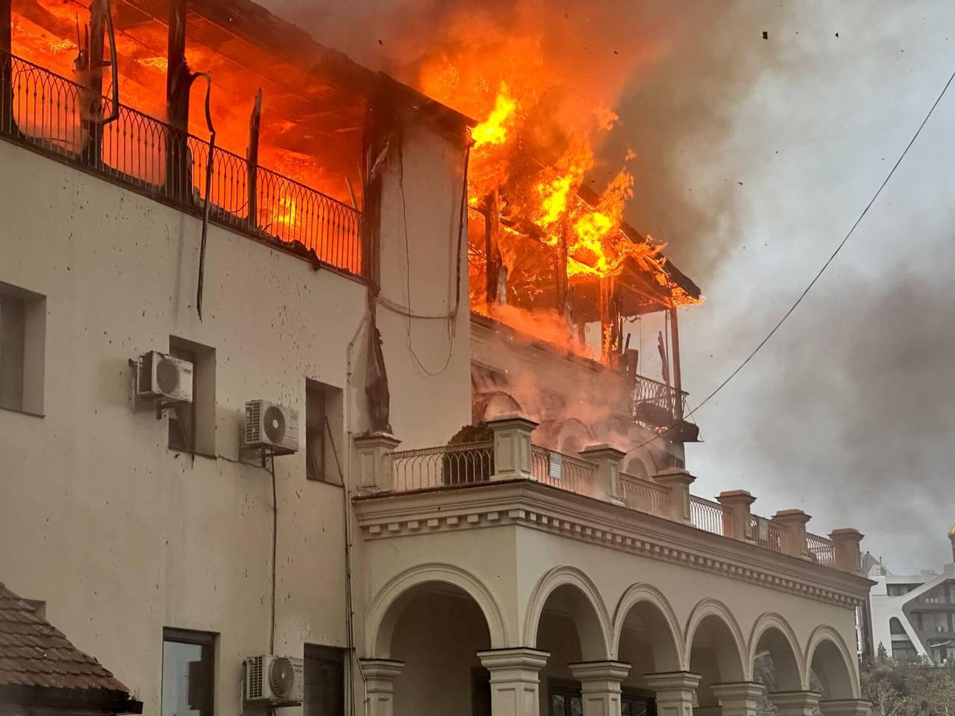 Крупный пожар в отеле Амбассадор в центре столицы Грузии - Sputnik Грузия, 1920, 31.03.2023