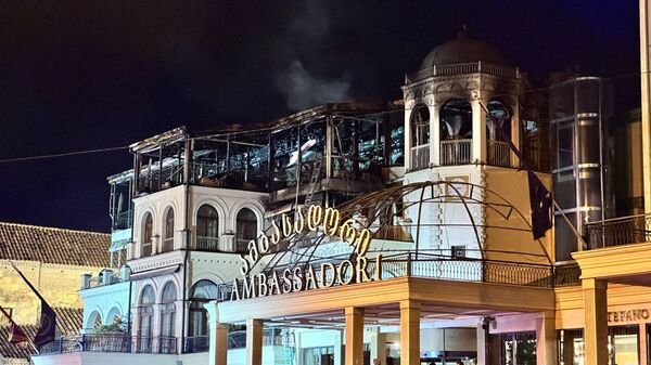 Крупный пожар в отеле Амбассадор в центре столицы Грузии - Sputnik Грузия
