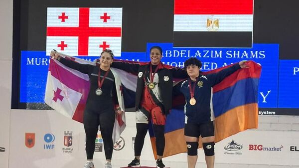 Мариам Мургвлиани на чемпионате мира по тяжелой атлетике среди юниоров в Албании - Sputnik Грузия