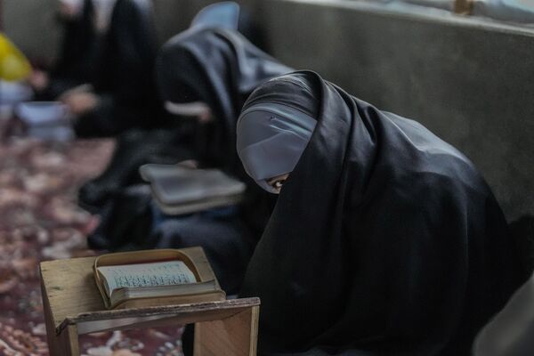 Кашмирская мусульманка на занятиях по чтению Священного Корана во время поста Рамадан в Индии - Sputnik Грузия