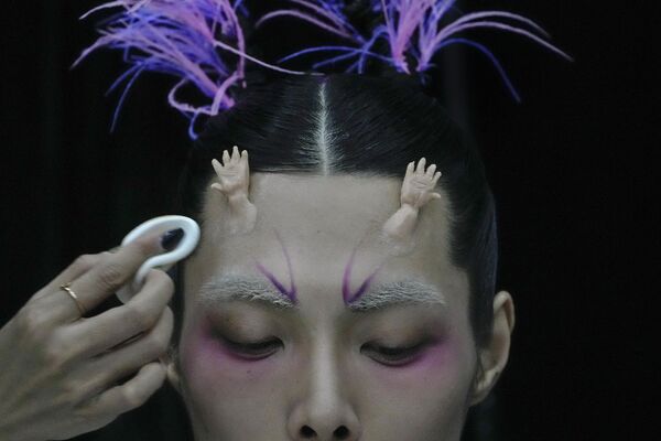 Модель во время Китайской недели моды в Пекине - Sputnik Грузия