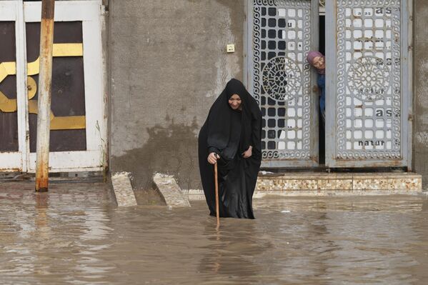 Женщина на затопленной улице в Ираке - Sputnik Грузия