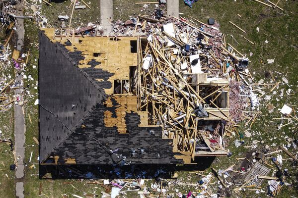 Вид с воздуха на разрушенный торнадо дом в Роллинг-Форк в штате Миссисипи - Sputnik Грузия