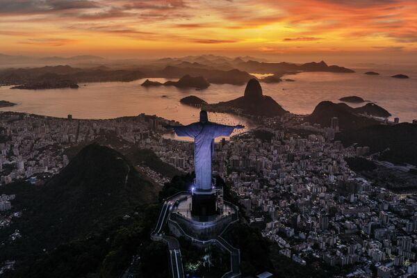 Восход солнца перед статуей Христа-Искупителя в Рио-де-Жанейро - Sputnik Грузия