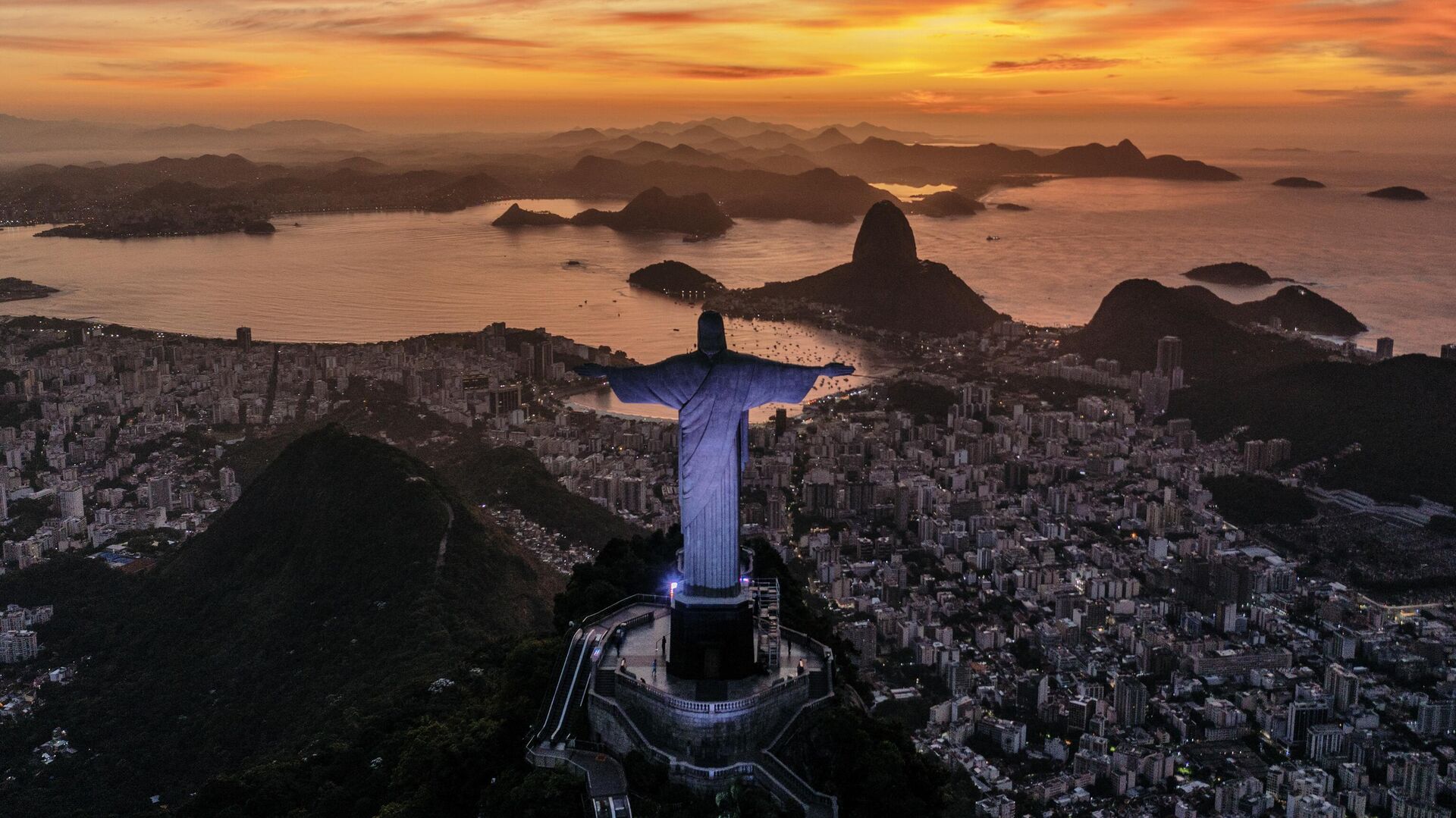 Восход солнца перед статуей Христа-Искупителя в Рио-де-Жанейро, Бразилия - Sputnik Грузия, 1920, 31.05.2023
