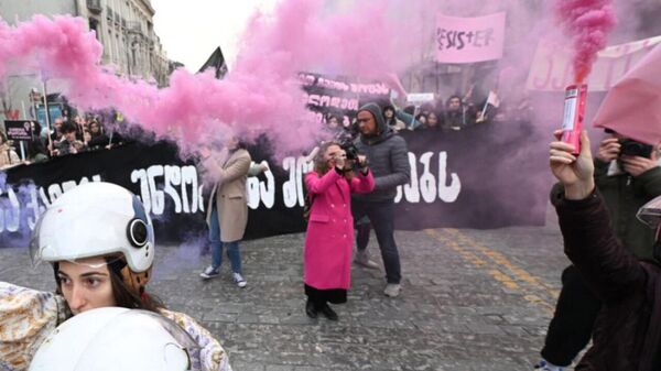 В защиту женщин! В столице Грузии прошел Марш солидарности - видео - Sputnik Грузия