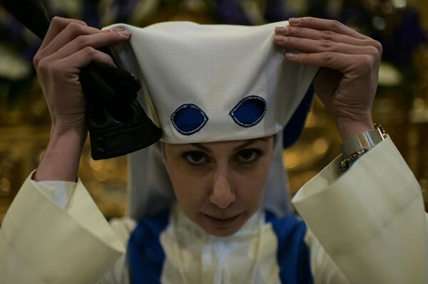 Участники процессии одеты в определенные традиционные одежды. - Sputnik Грузия