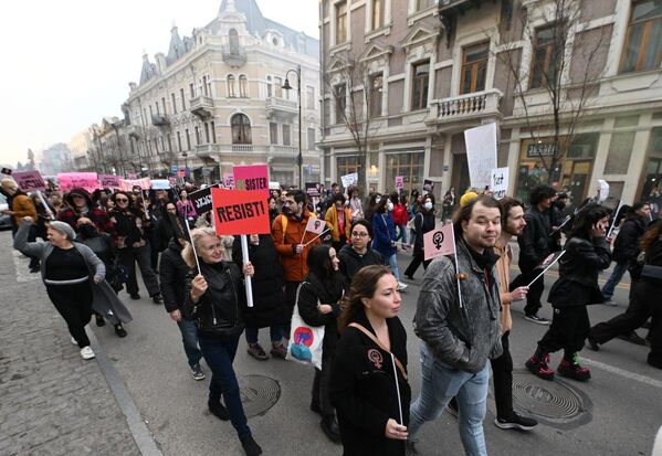 В акции приняли участие тысячи людей. Они держали в руках плакаты и транспаранты, призывающие ценить человеческую жизнь и достоинство, права и свободы человека.  - Sputnik Грузия