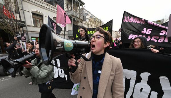 Участники Марша прошли шествием по центру города, призывая людей присоединиться к ним в защиту прав женщин и против насилия над ними. - Sputnik Грузия