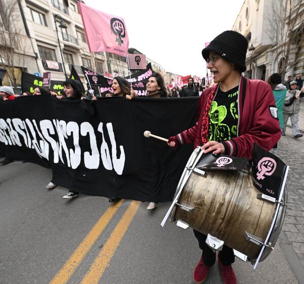 Чтобы привлечь внимание общественности, с шествием шли барабанщики. - Sputnik Грузия